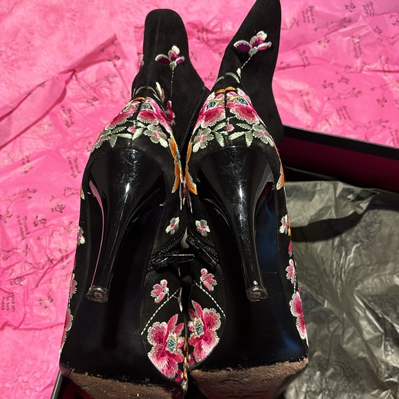 Gorgeous Beverly Feldman Embroidered Boots - Picture 7 of 10